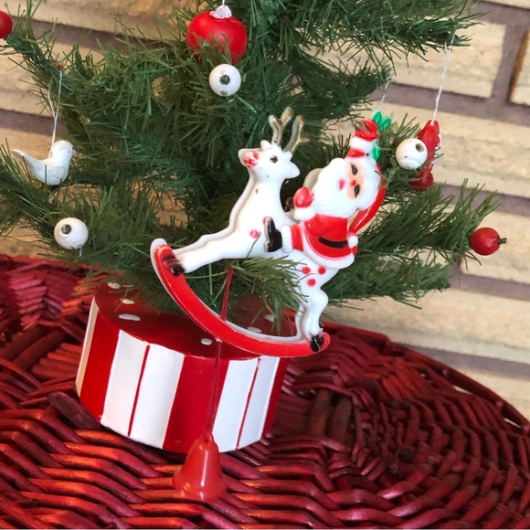 60's Santa Brooch - 60's Christmas Pin - Santa Pin -  Rudolph - Pull Brooch - Picture 2 of 12